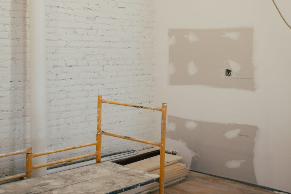 Måste man grundmåla innan tapetsering